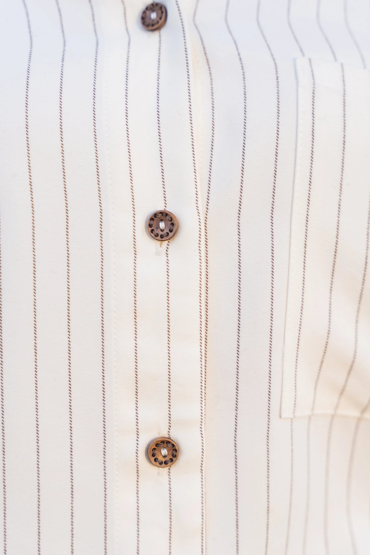 CAMISA BRANCO RISCAS FLOR BORDADA