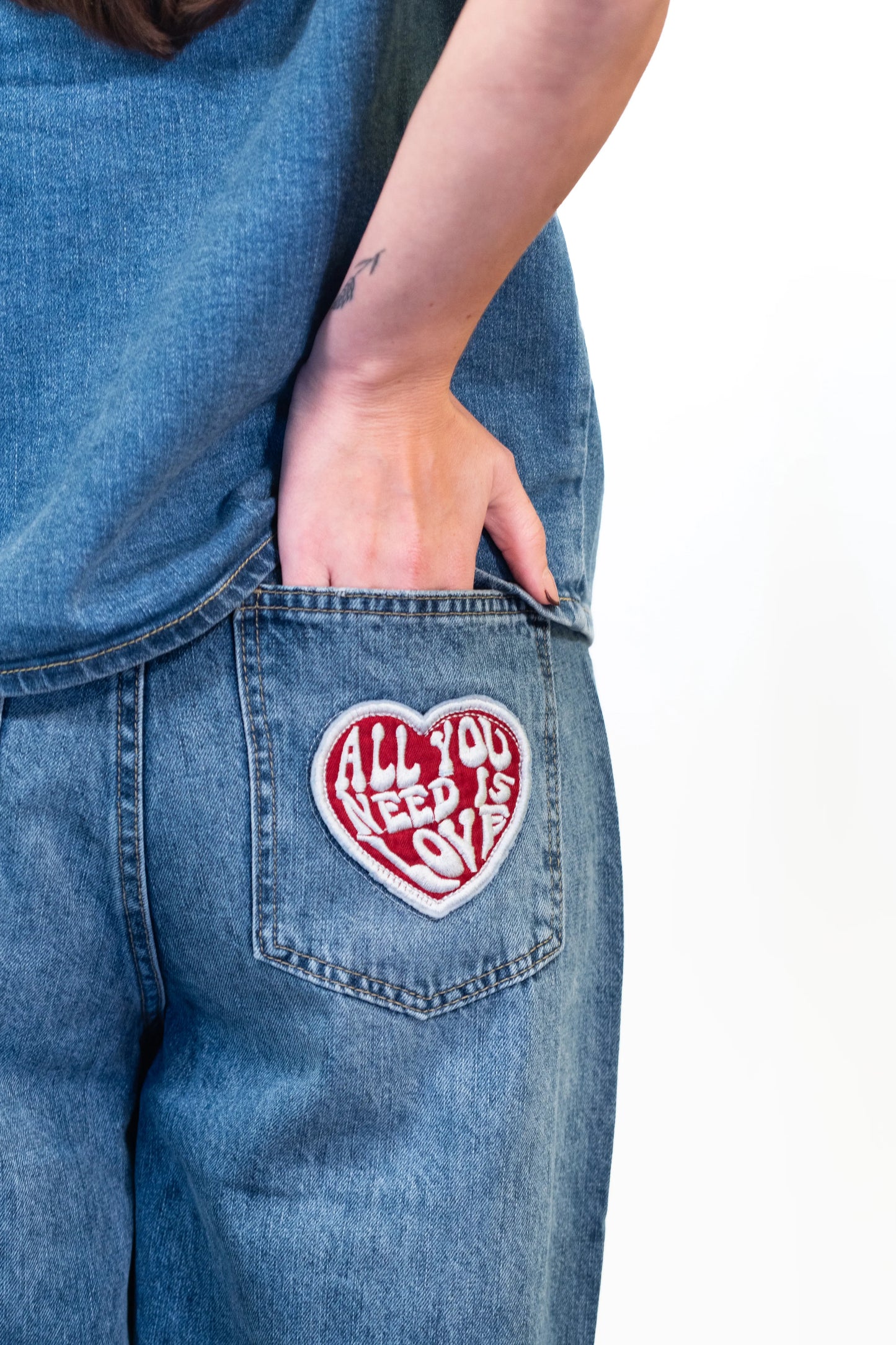 JEANS ALL YOU NEED IS LOVE