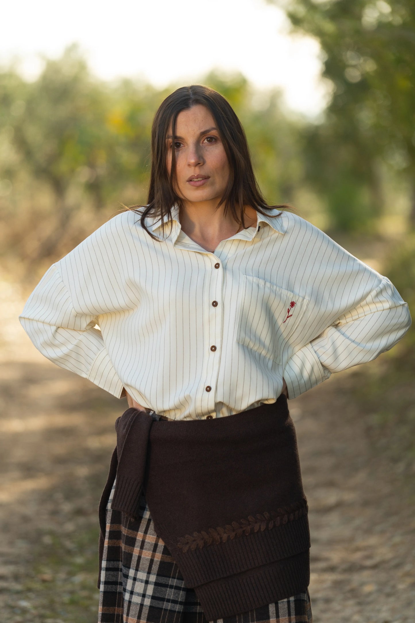 CAMISA BRANCO RISCAS FLOR BORDADA