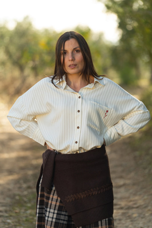 CAMISA BRANCO RISCAS FLOR BORDADA