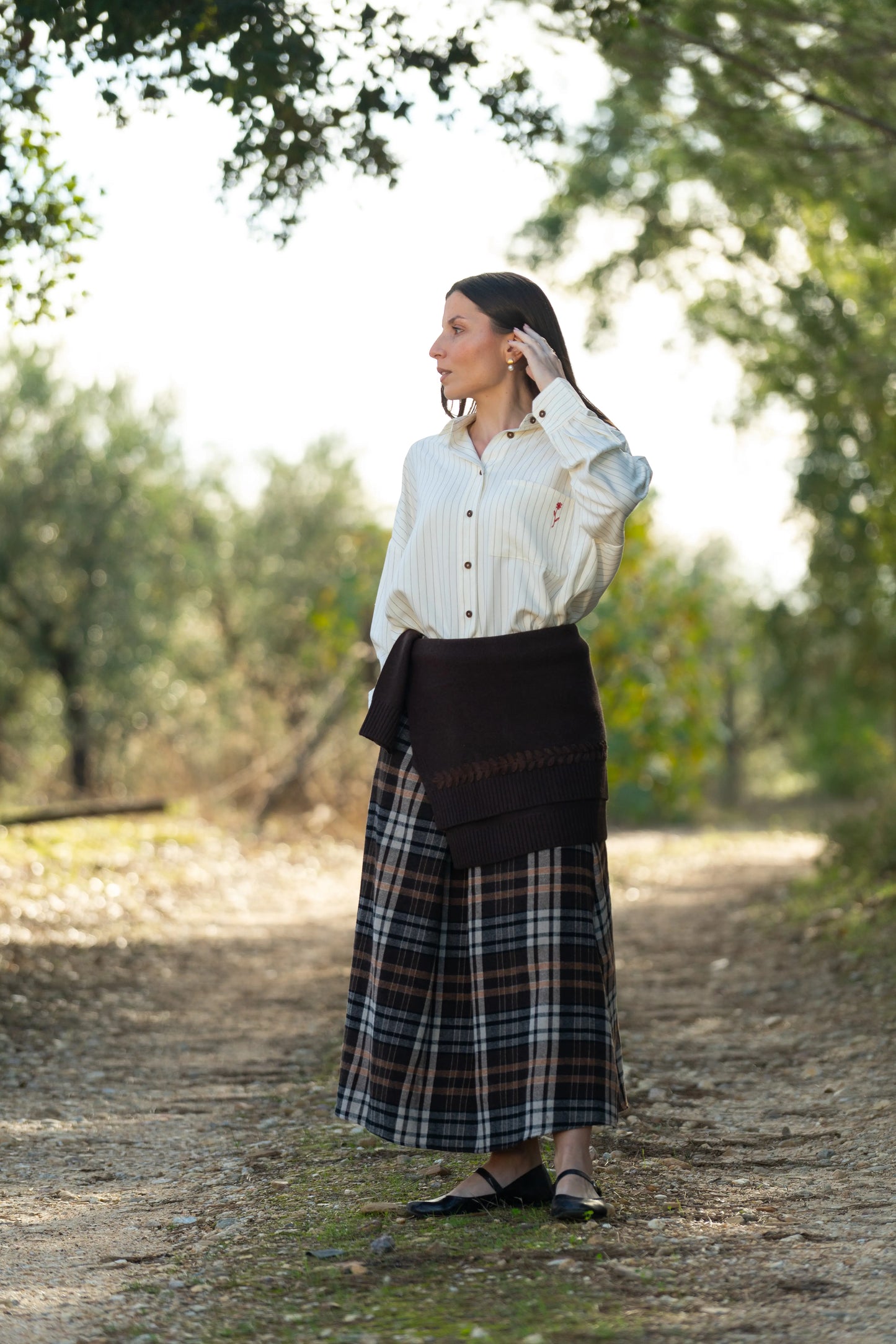 CAMISA BRANCO RISCAS FLOR BORDADA