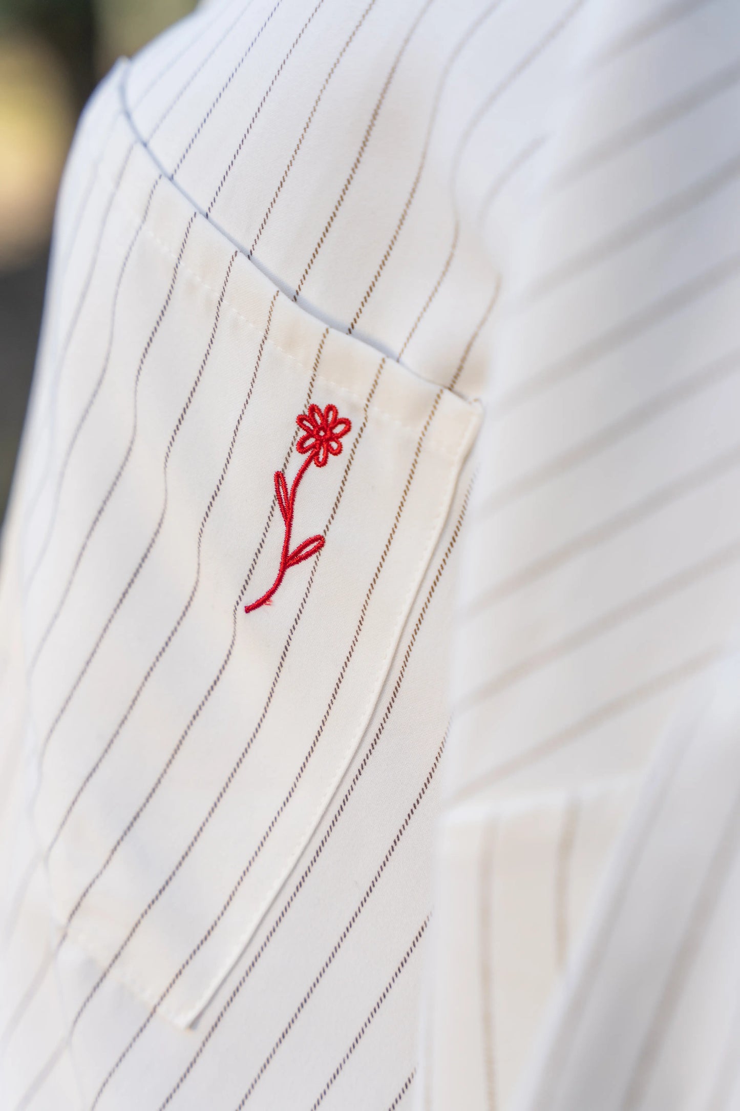 CAMISA BRANCO RISCAS FLOR BORDADA