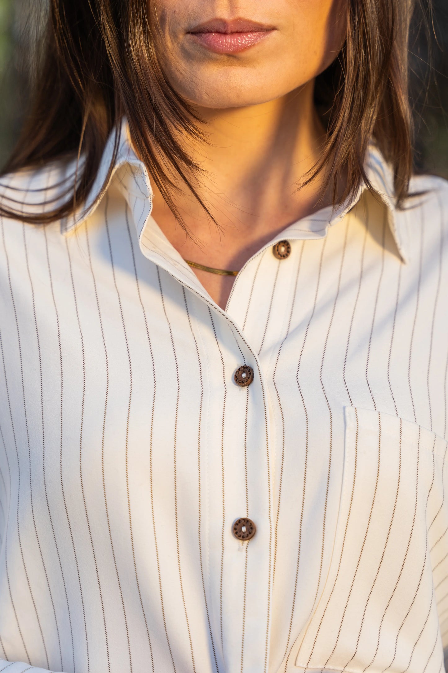 CAMISA BRANCO RISCAS FLOR BORDADA